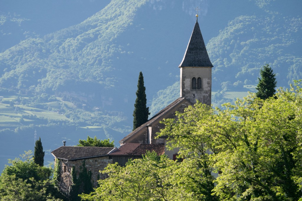 St. Jakob Kirchlein in Tramin – Panasonic GM1 mit Teleobjektiv 100-300 mm. 120 mm (KB 240 mm), f/5.0 – 1/500 s – ISO 200.