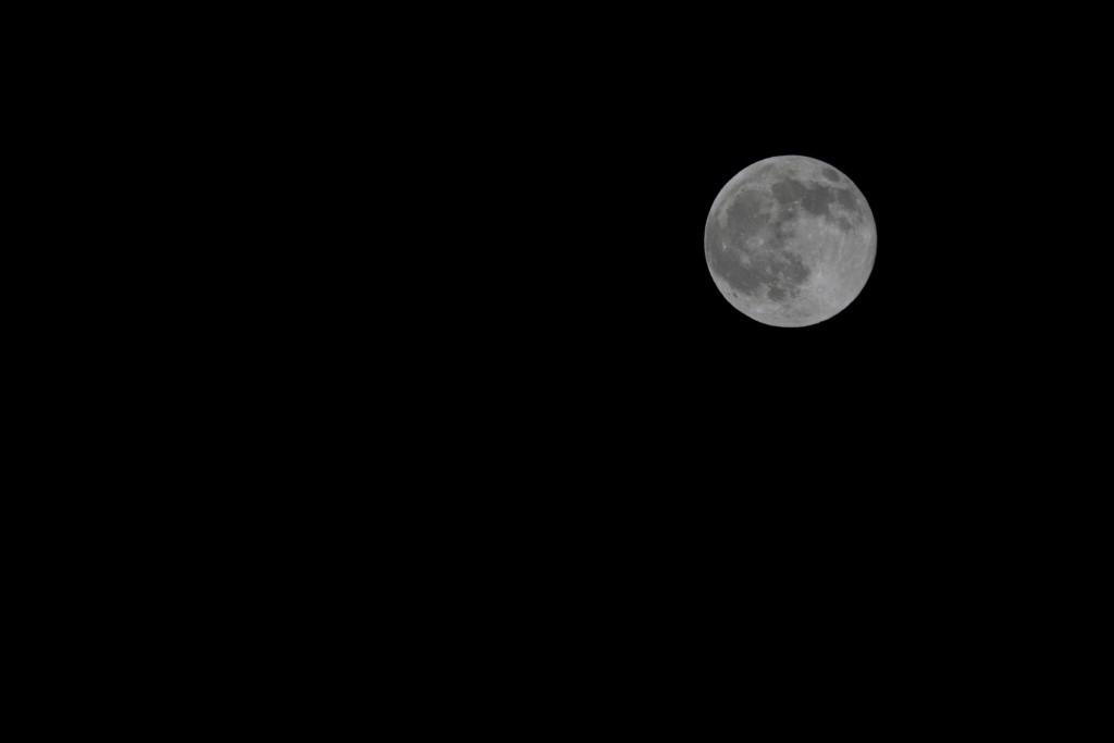 Mond – Panasonic GM1 mit Teleobjektiv 100-300 mm. 300 mm (KB 600 mm), f/5.6 – 1/1000 s – ISO 200.